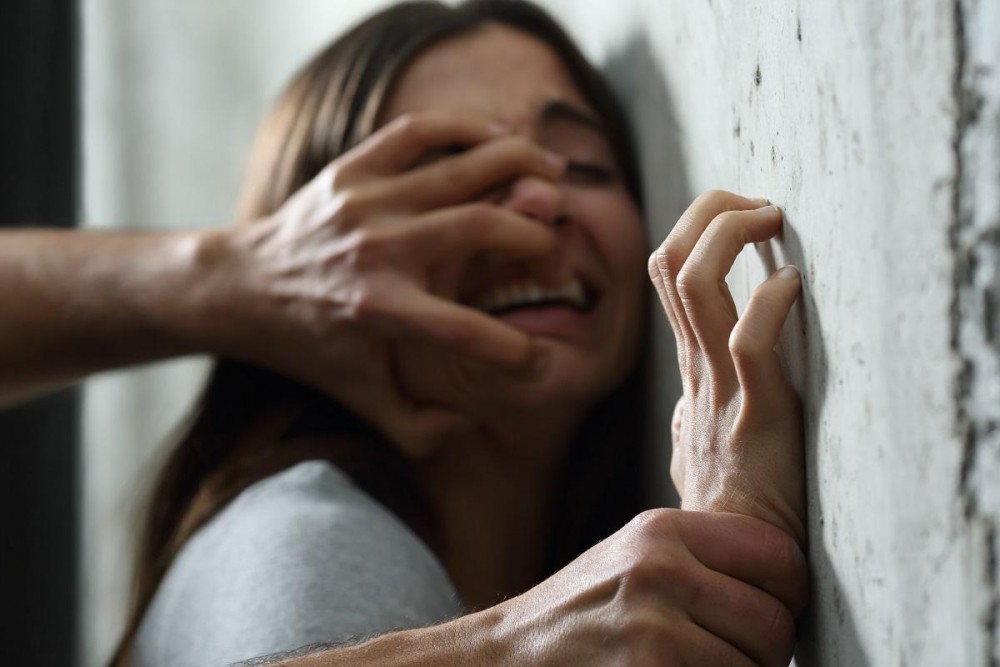 Tânără de 22 de ani, violată de doi bărbaţi într-o ambulanţă, după ce a fost ademenită de un paramedic